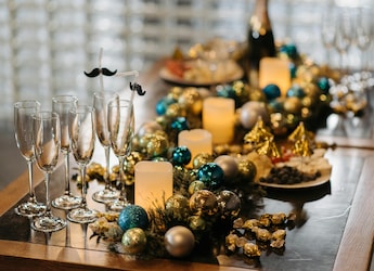 From Decor To Dessert: How To Set Up A Cosy Christmas Dinner Table
