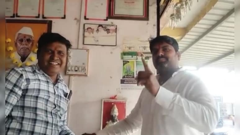 नगराध्यक्ष की कुर्सी पर बुलेट की बाजी, अकलूज में दोस्तों के बीच लगी शर्त