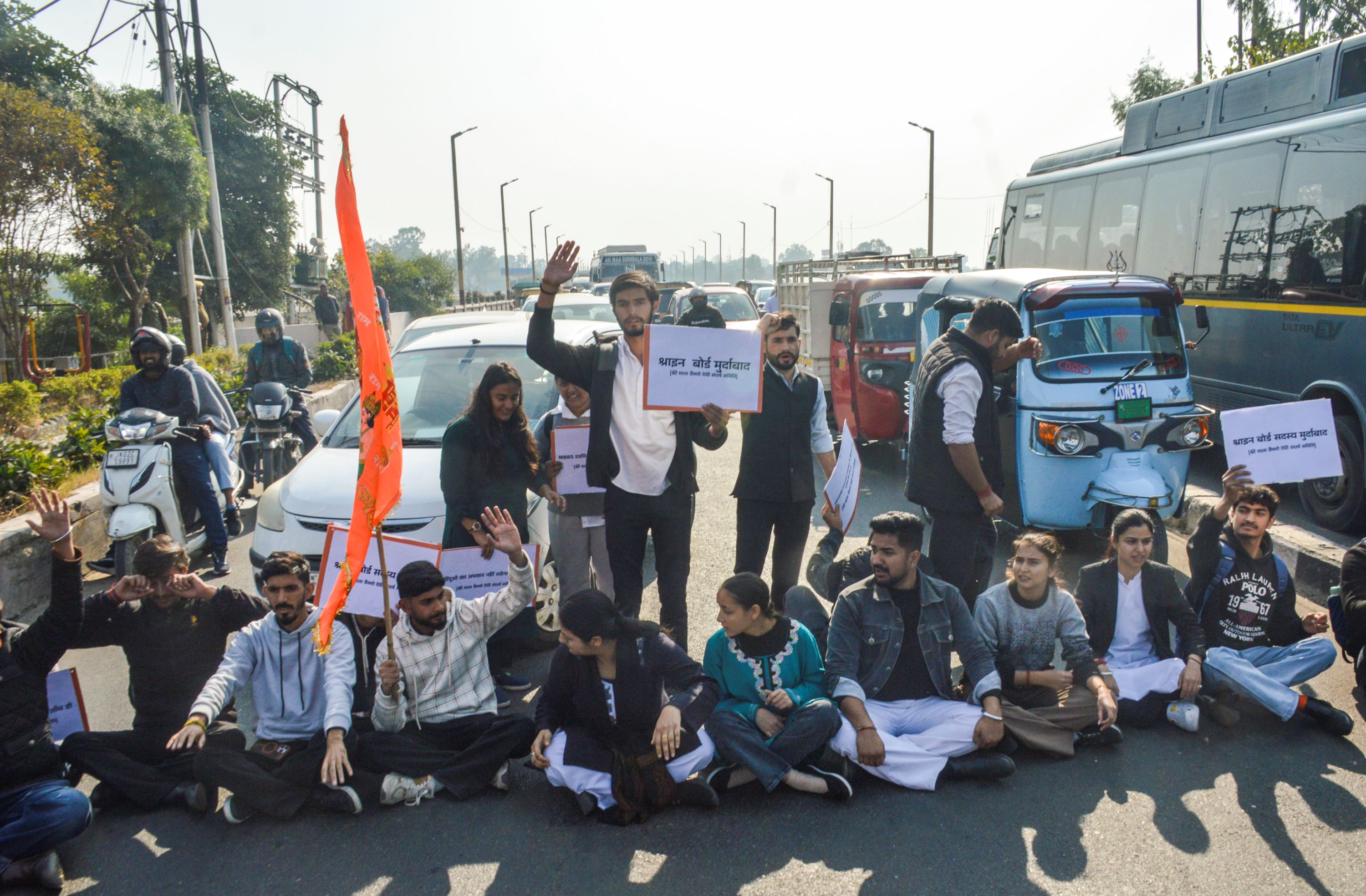 श्री माता वैष्णो देवी मेडिकल कॉलेज में एडमिशन पर क्यों मचा विवाद? सड़क पर उतरे लोग, जमकर हो रहा आंदोलन