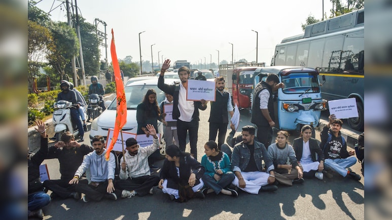 श्री माता वैष्णो देवी मेडिकल कॉलेज में एडमिशन पर क्यों मचा विवाद? सड़क पर उतरे लोग, जमकर हो रहा आंदोलन