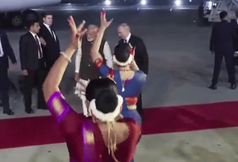 इधर नहीं सर, उधर... जब एयरपोर्ट पर कुछ कदम चलकर फॉर्च्यूनर की ओर बढ़े मोदी-पुतिन, जानिए हुआ क्या, VIDEO