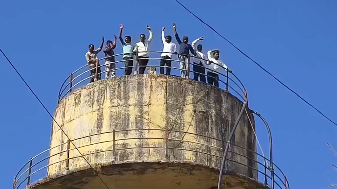 Frustrated Nashik Farmers' 'Sholay'-Style Protest Over Crop Damage Compensation