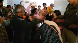 Sehore: जनसुनवाई में अफसरों के सामने ही भिड़ गए पति-पत्नी और परिजन, जमकर चले लात घूंसे