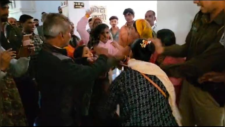 Sehore: जनसुनवाई में अफसरों के सामने ही भिड़ गए पति-पत्नी और परिजन, जमकर चले लात घूंसे