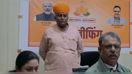 मंत्री के प्रेस कॉन्फ्रेंस में कुर्सी नहीं म&zwj;िलने पर भड़के व&zwj;िधायक, सवाल पर हो गए आगबबूला