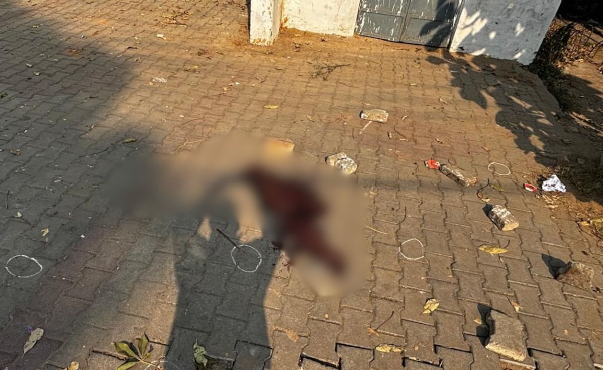 यूनिवर्सिटी कैंपस की वो जगह जहां टीचर दानिश को मारी गई गोली.