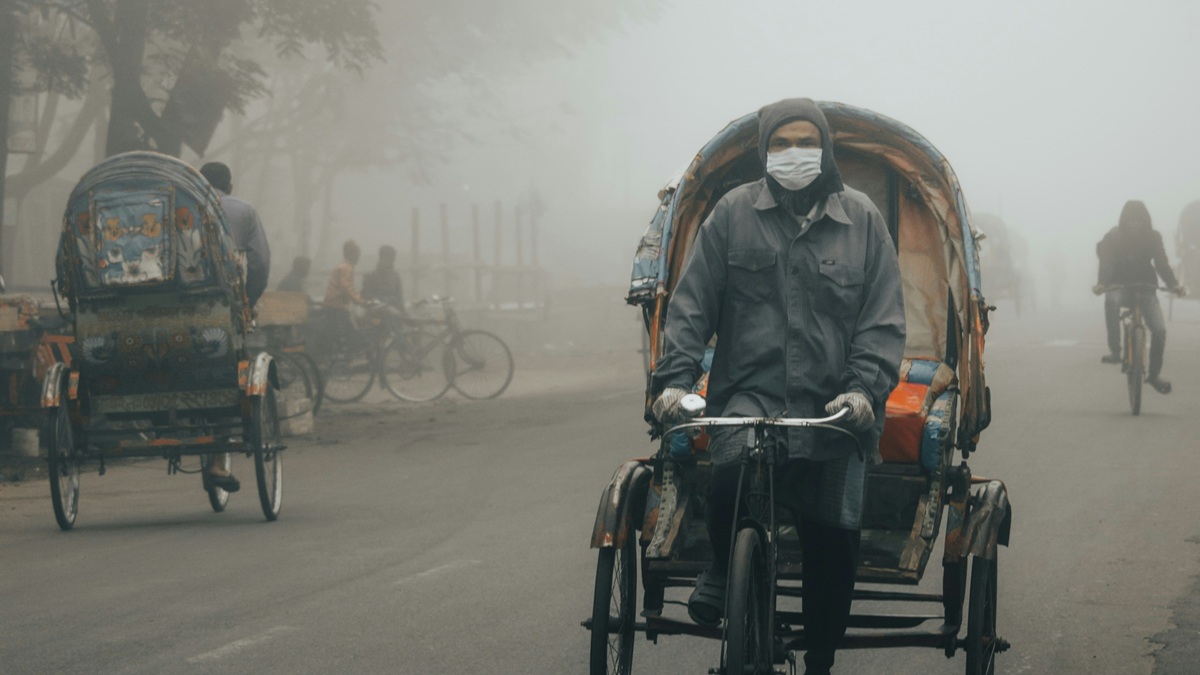 नोएडा में AQI हुआ 400 के पार, GRAP स्टेज 4 लागू, अब स्कूल चलेंगे ऑनलाइन