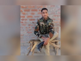 जम्मू-कश्मीर में आतंकियों से मुठभेड़ में पुलिसकर्मी शहीद, ऑपरेशन जारी