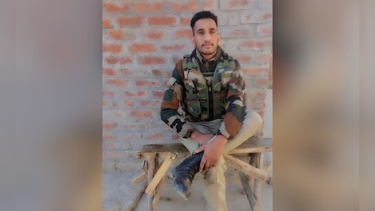 जम्मू-कश्मीर में आतंकियों से मुठभेड़ में पुलिसकर्मी शहीद, ऑपरेशन जारी