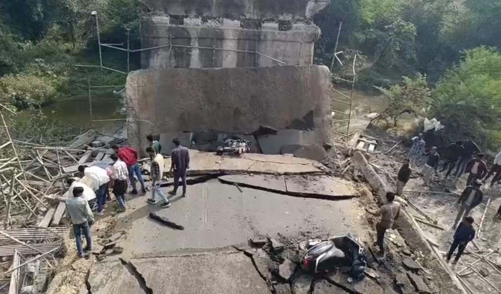 मध्य प्रदेश के रायसेन में बड़ा हादसा, 50 साल पुराना पुल टूटा, कइयों के फंसे होने की आशंका