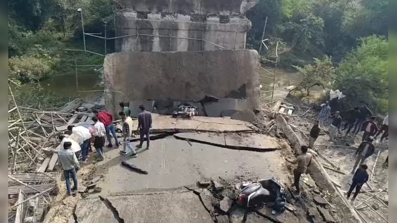 मप्र: रायसेन में बड़ा हादसा, 50 साल पुराना पुल टूटा, 6 मजदूरों को मलबे से बाहर निकाला