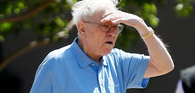 Warren Buffet's Berkshire Quarterly Profit Hurt by Winter Weather, Insurance