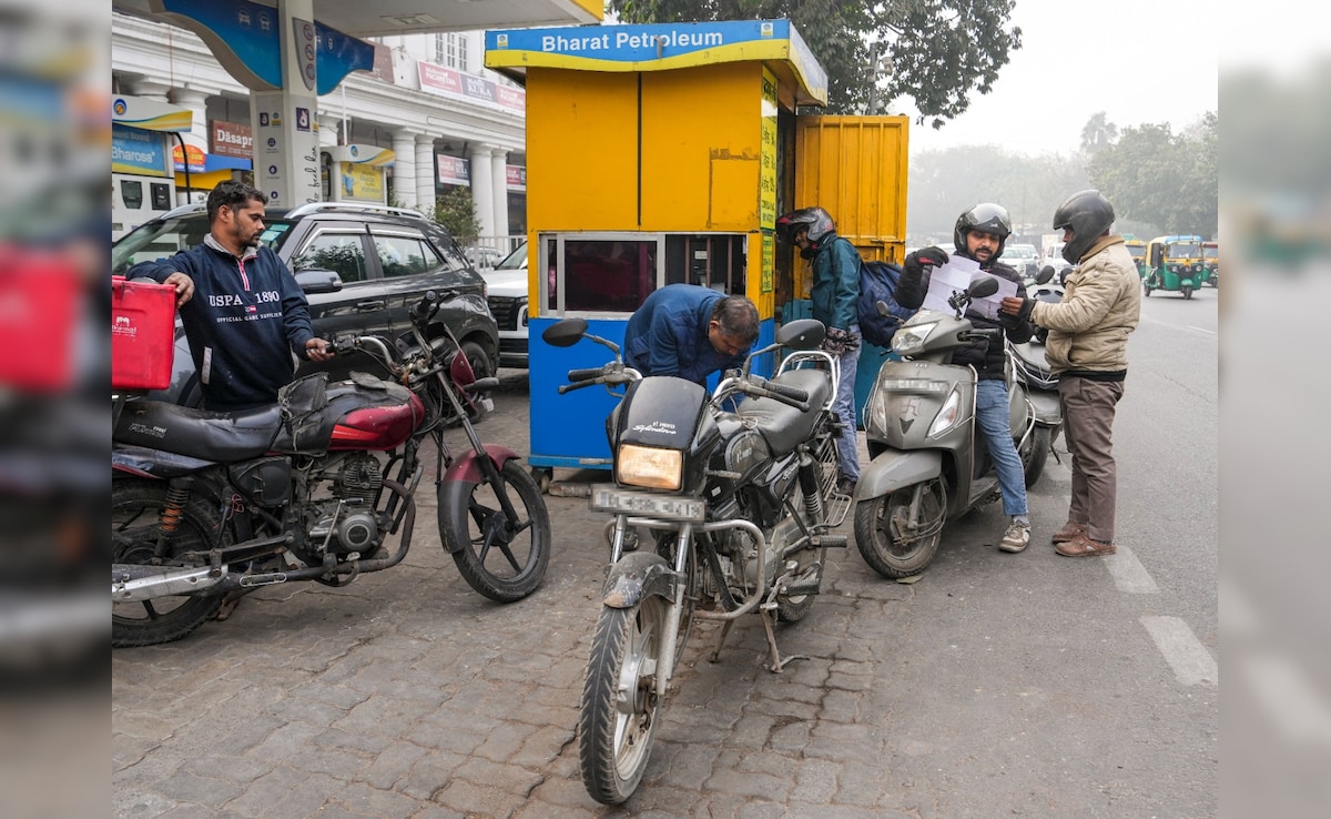 दिल्ली में GRAP-4 का असर दिखा: सड़क पर वाहनों की आवाजाही कम, 3,700 से ज्यादा चालान काटे गए दिल्ली में GRAP-4 का असर दिखा: सड़क पर वाहनों की आवाजाही कम, 3,700 से ज्यादा चालान काटे गए