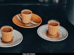 खराब चाय की दुकान पर दूर-दूर से एक चुस्की लेने के लिए आते हैं लोग ...