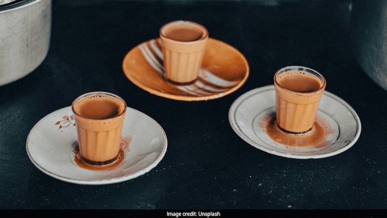 खराब चाय की दुकान पर दूर-दूर से एक चुस्की लेने के लिए आते हैं लोग ...