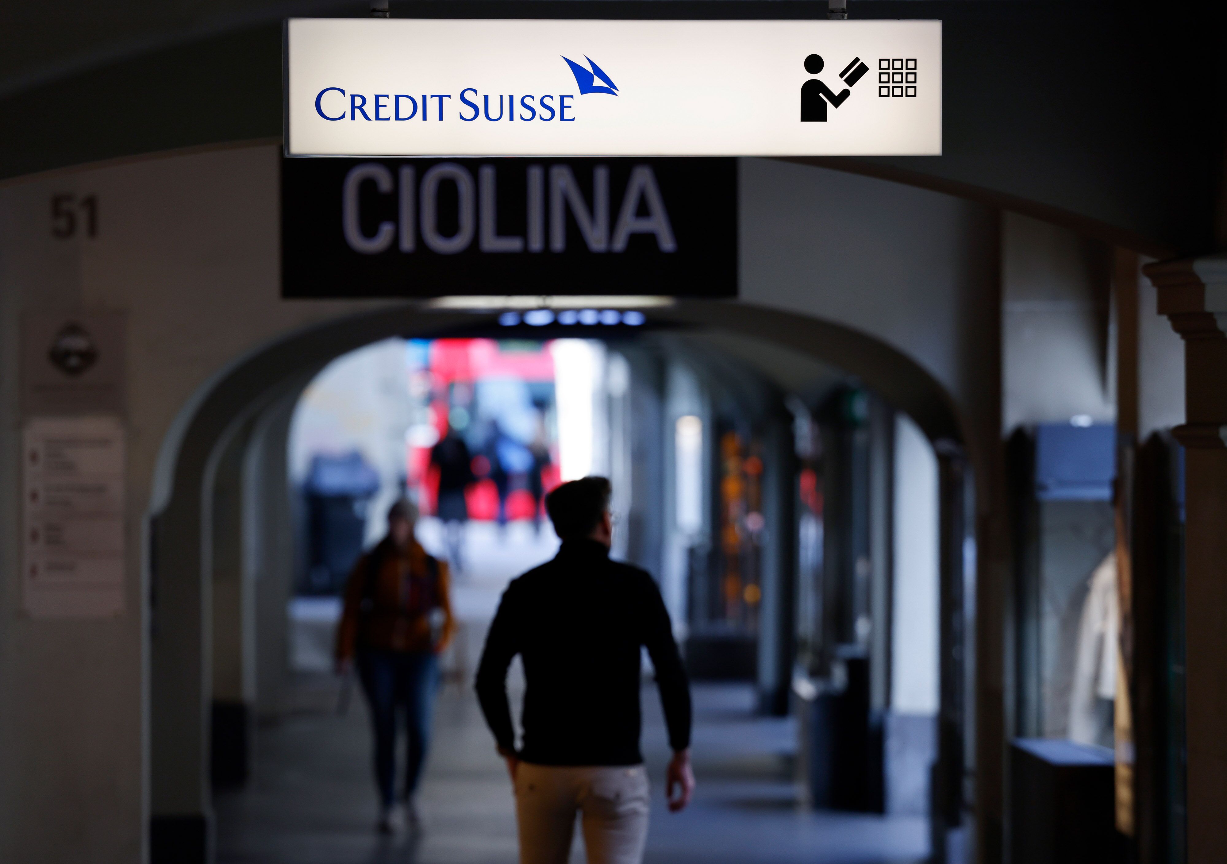 Swiss Prosecutors Probe Credit Suisse Deal, Job Cuts Seen