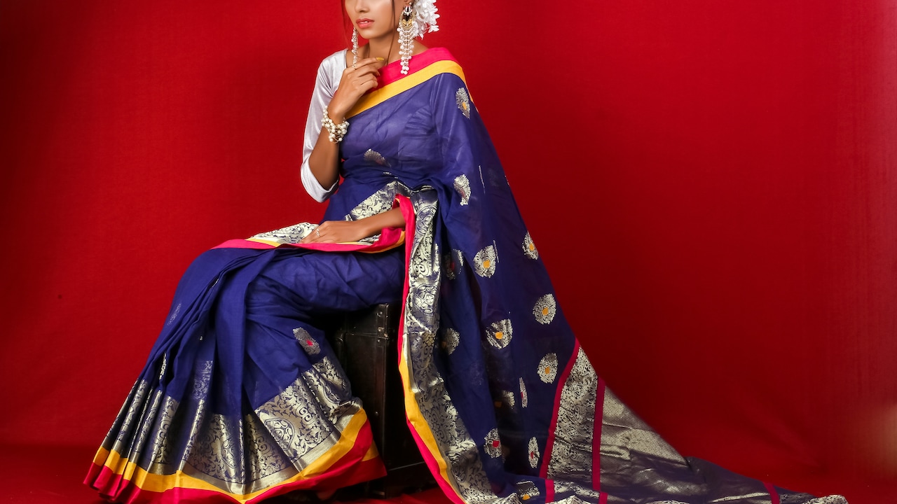 Best Saree Fabrics for Daily Wear: How to Stop Creasing and Clinging Best Saree Fabrics for Daily Wear: How to Stop Creasing and Clinging