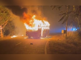 रोहतास में सड़क हादसे में बाइक सवार की मौत, आक्रोशित लोगों ने बच्चों को उतारकर फूंक दी पूरी बस