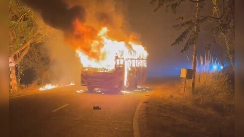 रोहतास में सड़क हादसे में बाइक सवार की मौत, आक्रोशित लोगों ने बच्चों को उतारकर फूंक दी पूरी बस