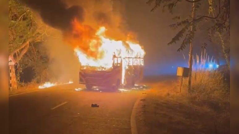 रोहतास में सड़क हादसे में बाइक सवार की मौत, आक्रोशित लोगों ने बच्चों को उतारकर फूंक दी पूरी बस