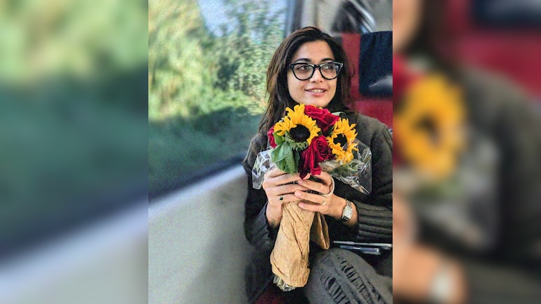 रश्मिका मंदाना ने विजय देवरकोंडा को अपने हाथों से खिलाया मीठा, फैंस बोले- 'अभी से बीवी वाली आदतें!'