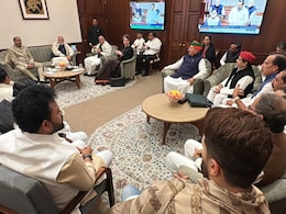 राहुल गांधी ने तोड़ी थी परंपरा, प्रियंका गांधी ने निभाई