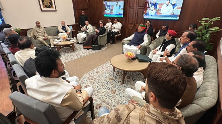 राहुल गांधी ने तोड़ी थी परंपरा, प्रियंका गांधी ने निभाई