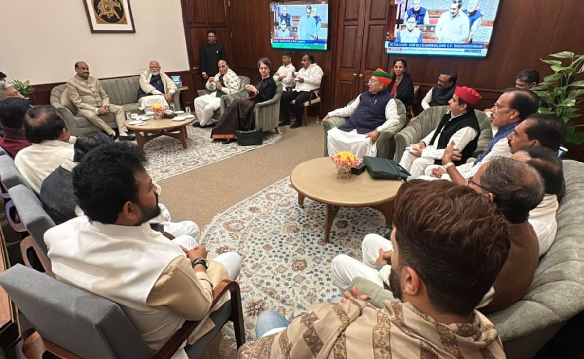 राहुल गांधी ने तोड़ी थी परंपरा, प्रियंका गांधी ने निभाई | PM Modi Rajnath Singh Priyanka Gandhi . a beautiful picture of democracy after the Parliament session ended,
