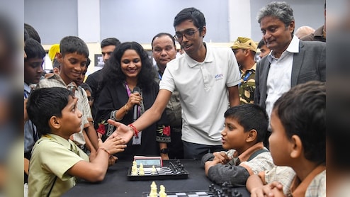 धारावी पहली स्कूल्स चेस चैंपियनशिप: ग्रैंडमास्टर प्रज्ञानंद ने बच्चों को समझाया अनुशासन और रणनीति का महत्व