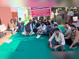 जयपुर में गौशाला की जमीन पर फर्जी पट्टे देने का आरोप, तीसरे दिन भी अनिश्चितकालीन धरने पर डटे ग्रामीण