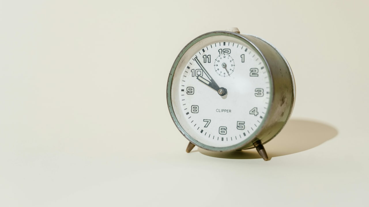 Best Table Clocks For Study, Bedside And Office: 7 Stylish Picks