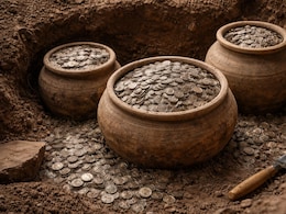 घर के फर्श में 1800 साल पुरानी तीन गुल्लक मिलीं, खोला तो निकले 40 हजार से ज्यादा सिक्के