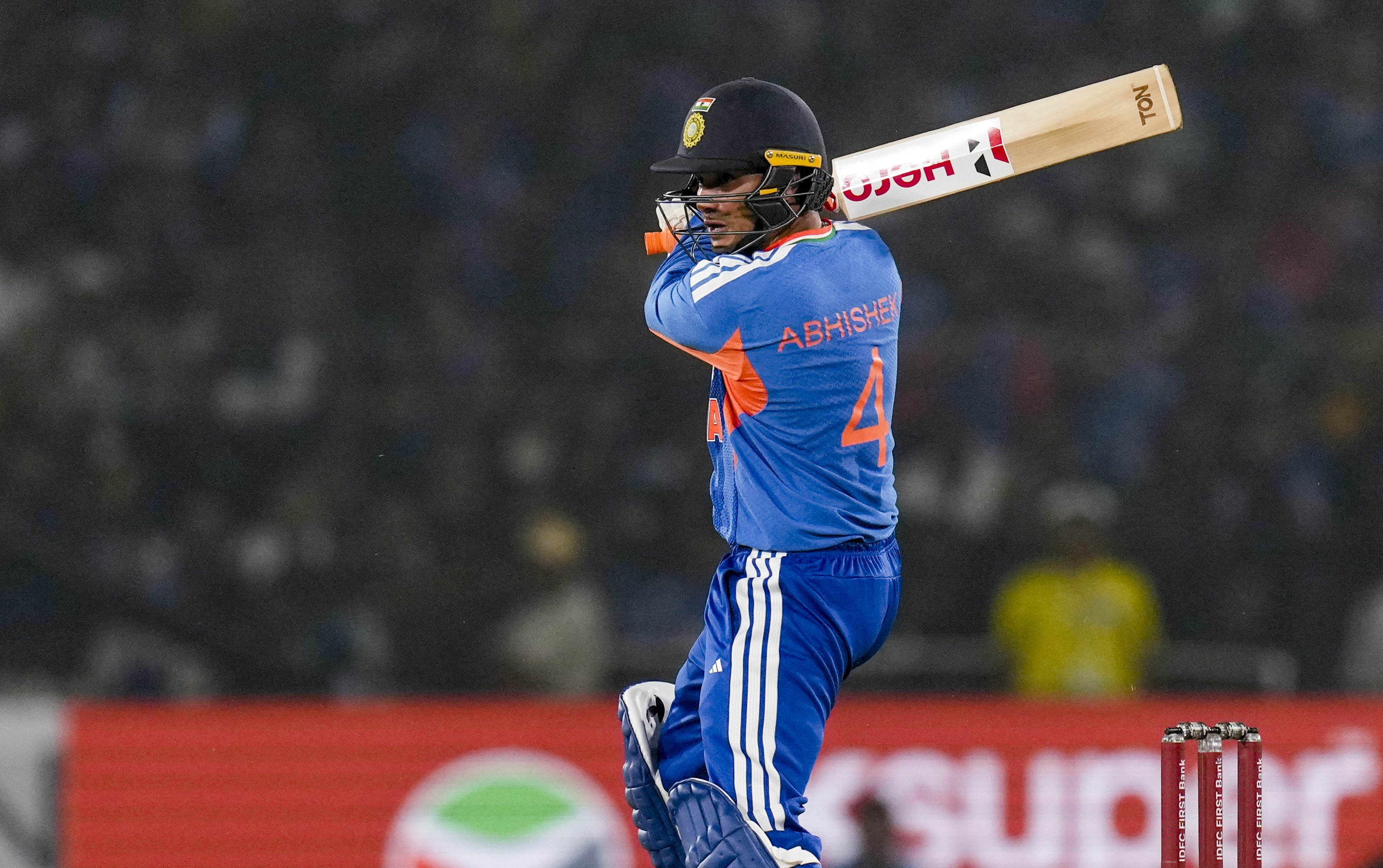 IND vs SA Match Live Score: तिलक ने  स्टेडियम के बाहर पहुंचाई गेंद, 10 ओवर के बाद भारत 71/3