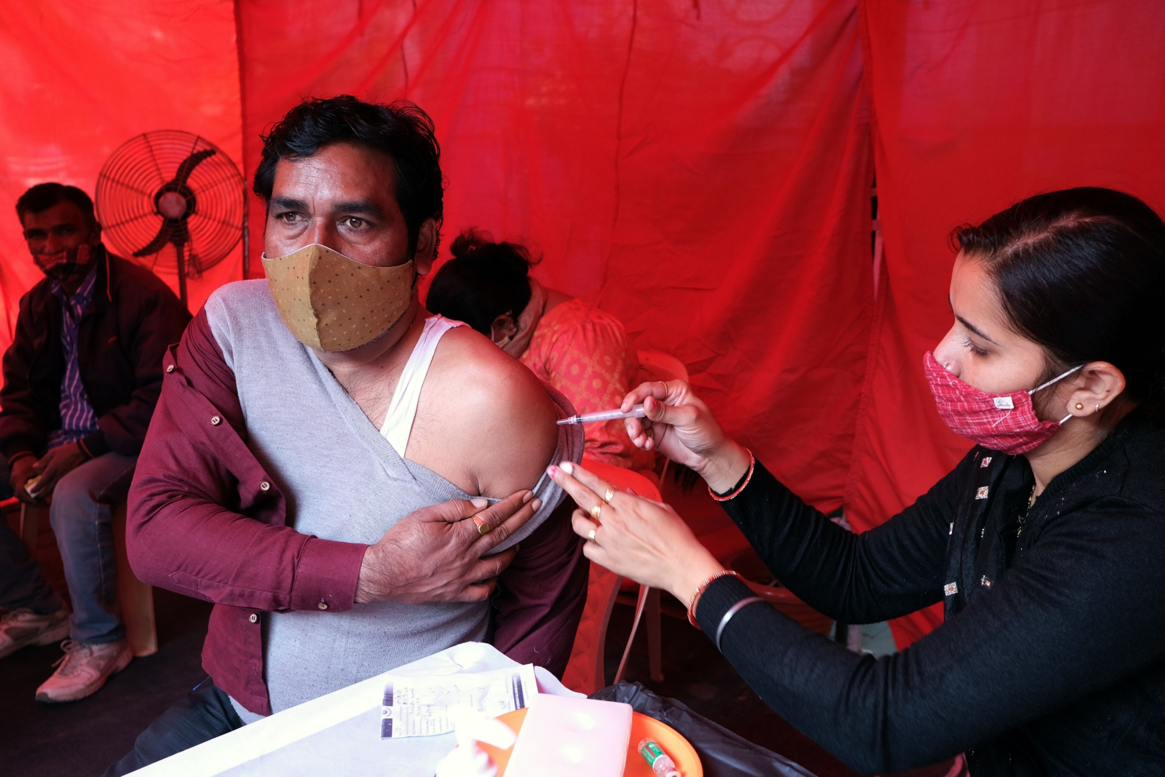 Omicron Coronavirus Live Updates: New Cases Stay Below 2 Lakh, Active Tally Continues To Decline