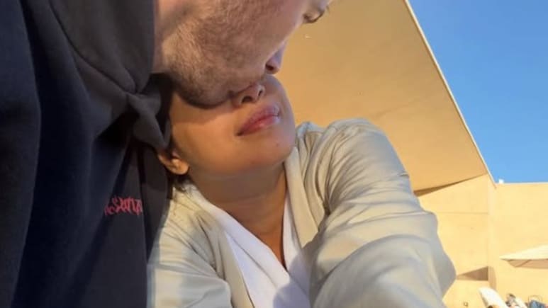 Photos: कभी पति के साथ रोमांटिक मोमेंट तो कभी बिटिया की देखभाल, प्रियंका चोपड़ा ने शेयर की अनदेखी फोटो