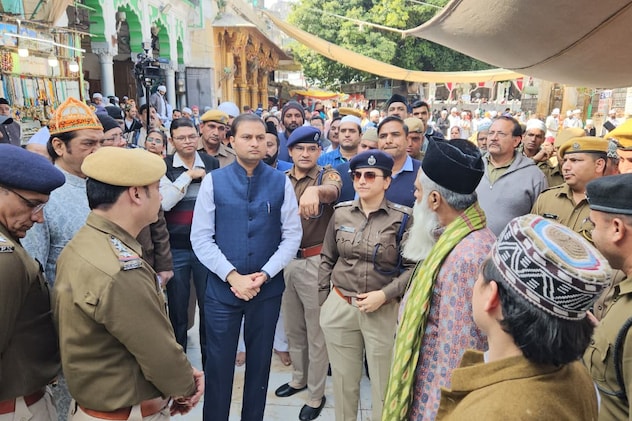 दरगाह परिसर का जायजा लेते कलेक्टर और एसपी दरगाह परिसर का जायजा लेते कलेक्टर और एसपी