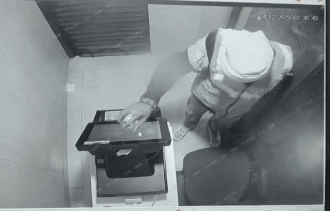 ATM चोरी की नाकाम कोशिश का VIDEO! बदमाशों ने CCTV पर छिड़का स्प्रे, फिर उखाड़ी मशीन