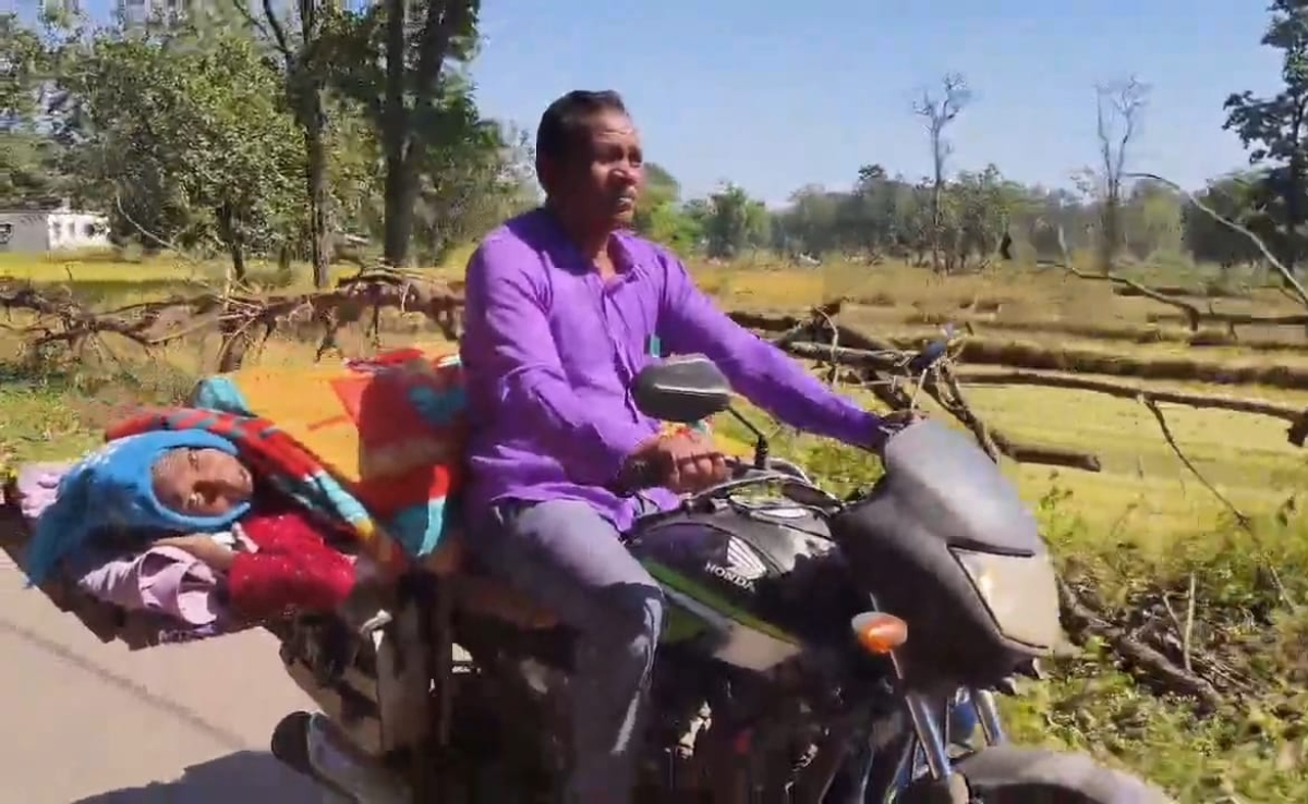 बाइक बनी ऐम्बुलेंस...बीवी की बीमारी में घर-खेत सब बेचा, पत्नी के लिए 'सावित्री' बना पति