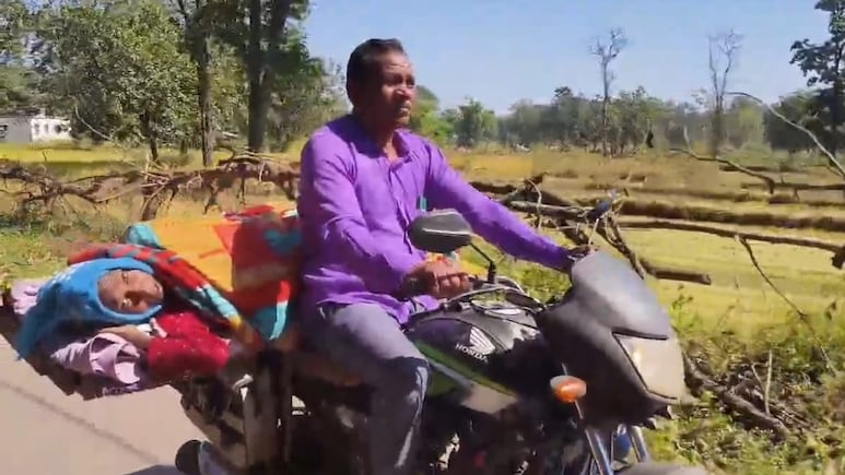 Trending News : बाईकला बनवलं ॲम्ब्युलन्स, उपचारांसाठी घर-शेती विकली!  बायकोसाठी 'सावित्री' झाला नवरा !