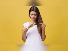 बरसात में बाल झड़े तो क्या करें? घर पर तुरंत बालों का झड़ना कैसे रोकें