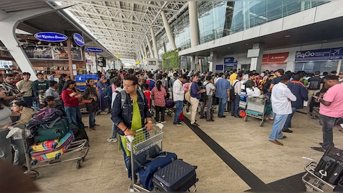 IndiGo Crisis Live: एयरलाइन को सरकार का सख्त निर्देश, रद्द फ्लाइट्स रिफंड रविवार शाम तक पूरा करने को कहा