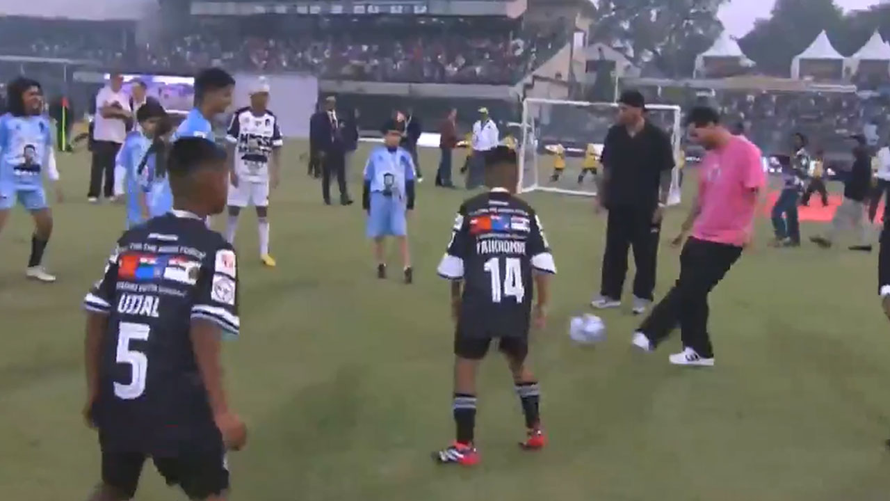 Lionel Messi Joins Children For Football Fun At Delhi Stadium