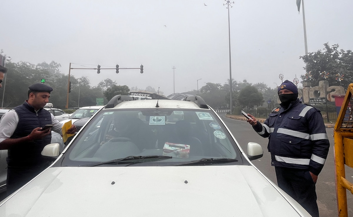 Rs 20,000 Fine Or Turn Away From Border: Old Cars Not Being Allowed In Delhi Rs 20,000 Fine Or Turn Away From Border: Old Cars Not Being Allowed In Delhi