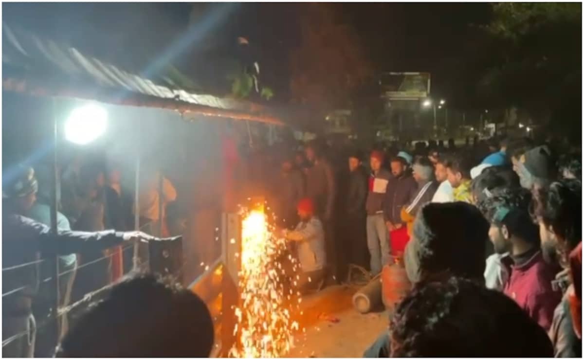 चौमूं में रेलिंग लगाने का काम करते हुए लोग और उसे दिखने की लिए जमा हुई भीड़.