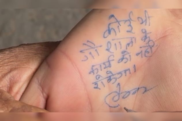 किरोड़ीलाल मीणा ने महिला के हाथ पर लिखा. 