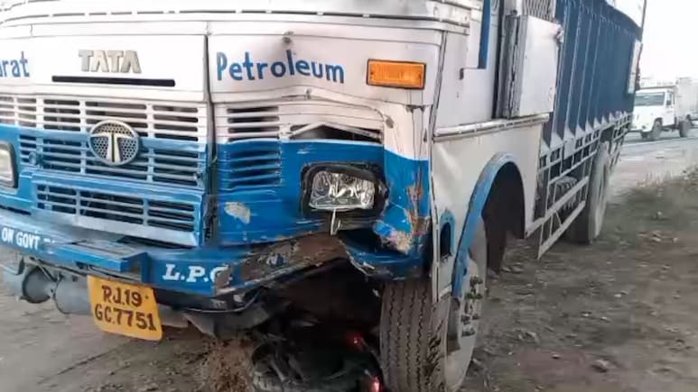 Rajasthan Accident: जयपुर से दौसा जा रहा गैस सिलेंडर से भरा ट्रक हादसे का शिकार, ट्रक के नीचे आने से बाइक सवार युवक घायल