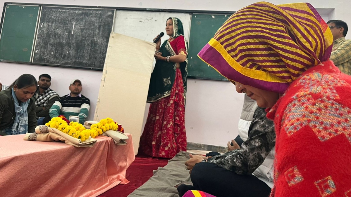 सिर पर पल्लू वाली नई ‘अधिकारी’ और नई सीख