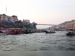 तीर्थ नगरी ओंकारेश्वर में बड़ा हादसा टला, नर्मदा में नाव डूबी; NDRF ने आठ श्रद्धालुओं को बचाया