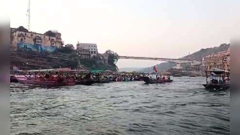 तीर्थ नगरी ओंकारेश्वर में बड़ा हादसा टला, नर्मदा में नाव डूबी; NDRF ने आठ श्रद्धालुओं को बचाया