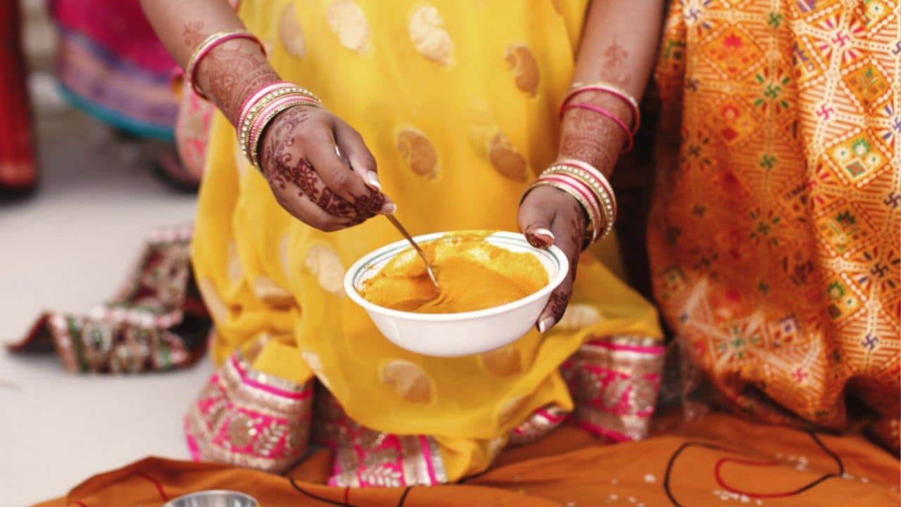 दूल्हा-दुल्हन को शादी से पहले क्यों लगाई जाती है हल्दी? यहां जानें इसका धार्मिक और वैज्ञानिक महत्व